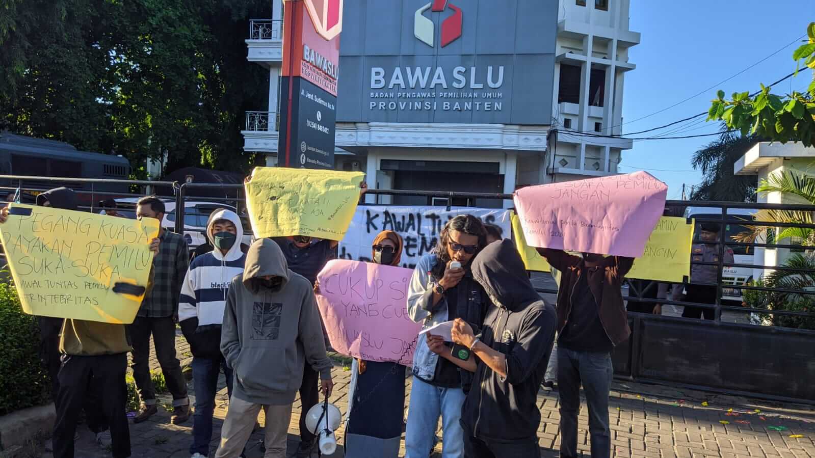 Kinerja Dianggap Tak Maksimal, Kantor Bawaslu Banten Digeruduk Mahasiswa