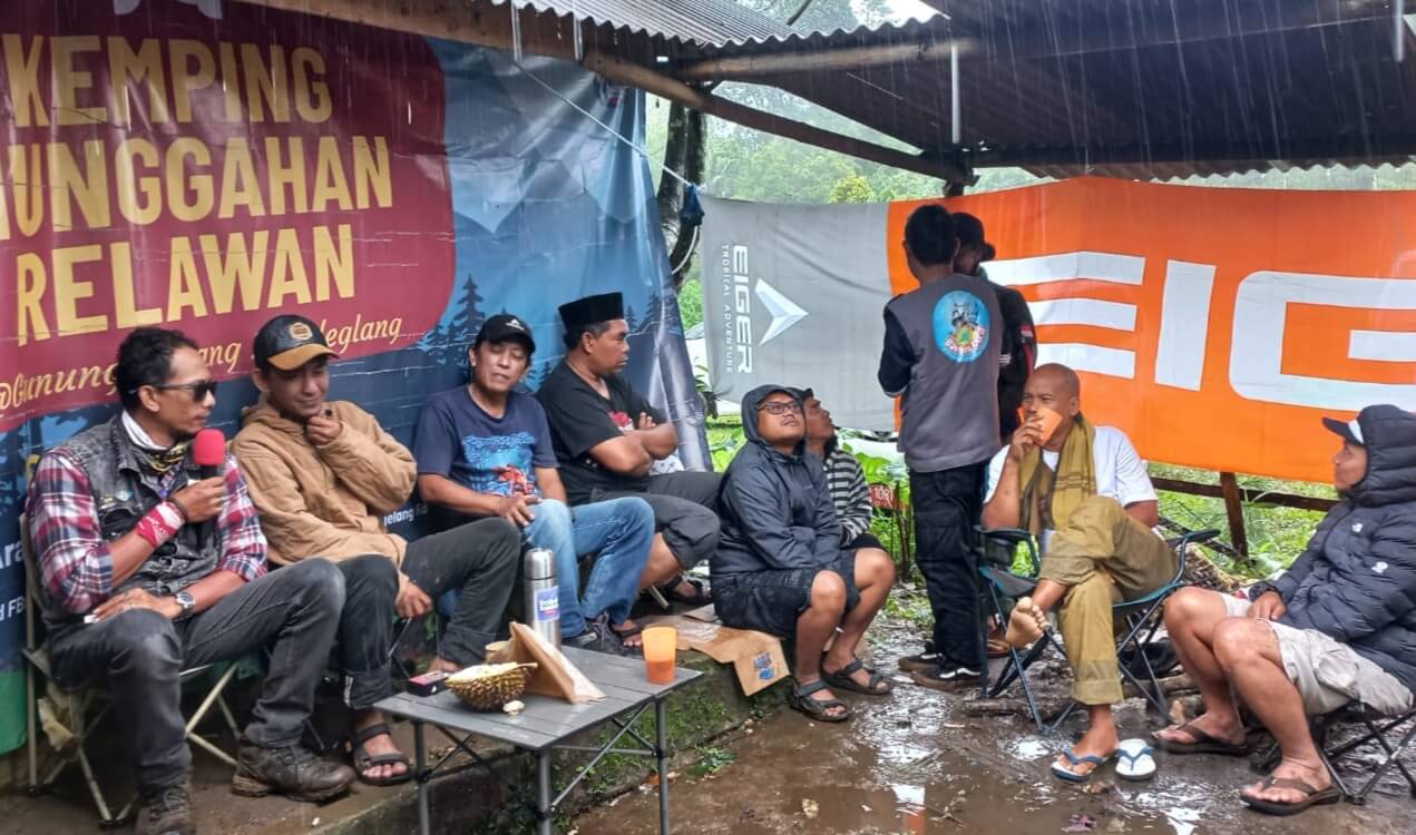 Ustad “Nyentrik” Rosihan Fahmi, Ramaikan Kemping Munggahan Relawan Banten di Gunung Karang Pandeglang