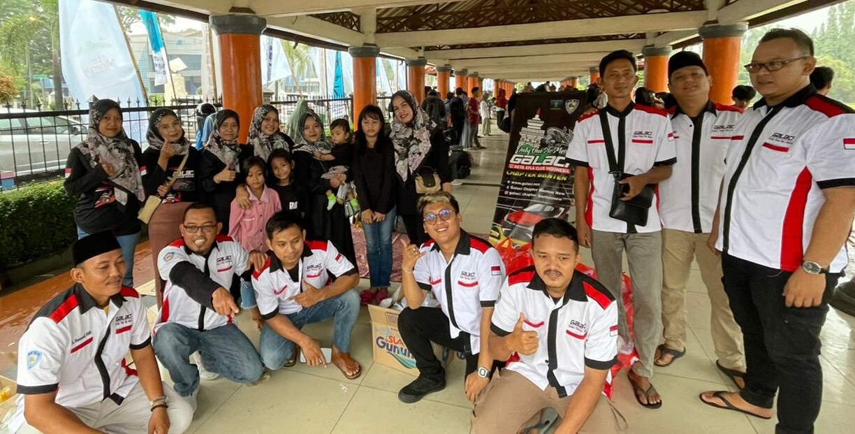 Aksi Anggota Klub Mobil Agya Alya Bagikan Takjil di Pandeglang