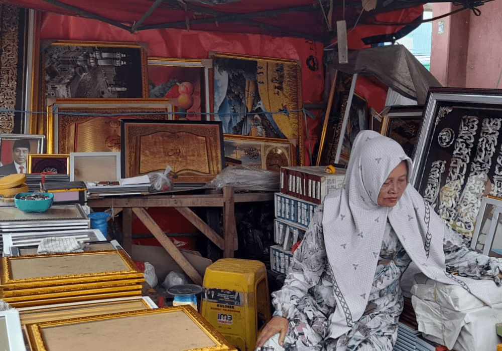 Penjual Bingkai Foto di Kota Serang Belum Jual Foto Prabowo-Gibran