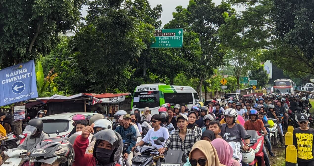 Wisatawan Terjebak Macet Menuju Kawasan Wisata Anyer