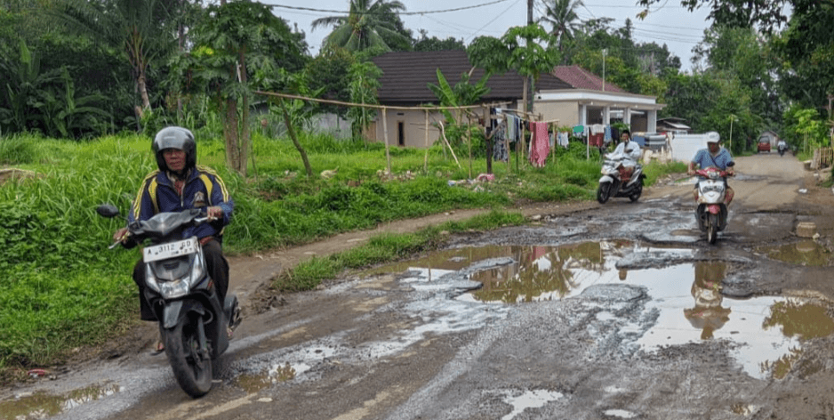 Ruas Jalan Nyapah-Silebu Walantaka Kota Serang Rusak Parah, Tak Kunjung Diperbaiki