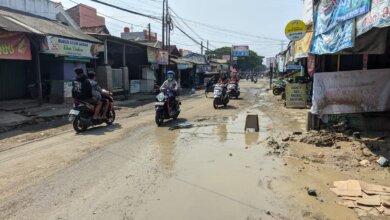 Tak Jauh dari Pusat Kota, Jalan Warung Jaud Terondol Kecamatan Serang Dipenuhi Lubang