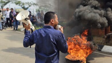 Tolak RUU Penyiaran, Jurnalis Banten Aksi Debus hingga Bakar Ban