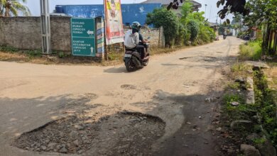 Banyak Lubang, Jalan Alternatif Banjaragung – Cipocok Jaya Kota Serang Dikeluhkan Warga