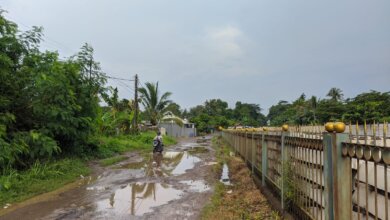 Jalan Akses Stasiun Walantaka Kota Serang Rusak dan Becek