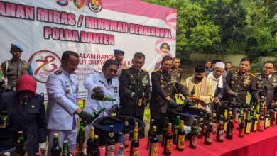 Puluhan Ribu Botol Isi Miras Ilegal Dimusnahkan Polda Banten