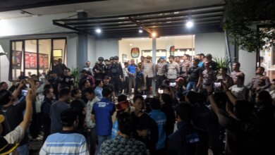 Penyandingan Data KPU Kota Serang Diwarnai Kericuhan, Bawaslu Tinggalkan Forum