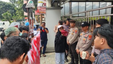 Kantor KPU Kota Serang Digeruduk Mahasiswa, Tuntut Komisionernya Dipecat