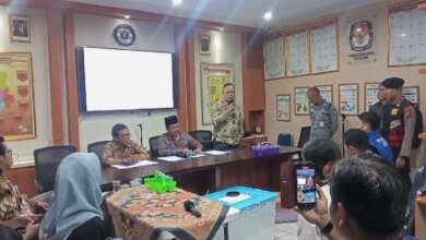 Dikepung Simpatisan Caleg PDIP, Sidang Pleno Kembali Dimulai, Satu Komisioner KPU Kota Serang Walk Out