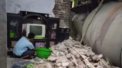 Truk Molen Terguling, Timpa Rumah Warga di Taktakan Kota Serang