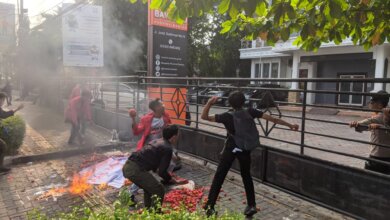 Pertanyakan Kasus Hilangnya Dokumen C.Hasil, Mahasiswa Lempari Kantor Bawaslu Banten dengan Tomat Busuk