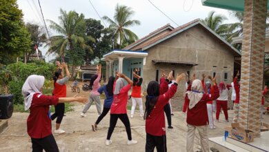 Ingatkan soal kebugaran tubuh, Mahasiswa KKM Kelompok 02 Uniba Senam Bersama Warga Kelurahan Nyapah Kota Serang