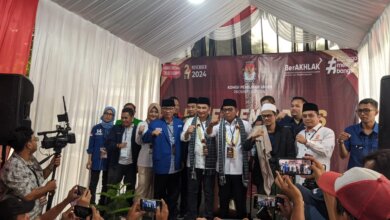 Andra Soni Daftar ke KPU Banten Sambil Bersumpah Jauhi Korupsi, Zakiyah Daftar Diri Jadi Cabup Serang
