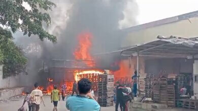 Gudang Penyimpanan Barang Bekas Transmart Kota Serang Terbakar