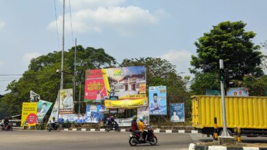 Ribuan Alat Peraga Sosialisasi Bakal Calon Kepala Daerah Terpasang Sebelum Masa Kampanye, Banyak yang Dipasang di Pohon