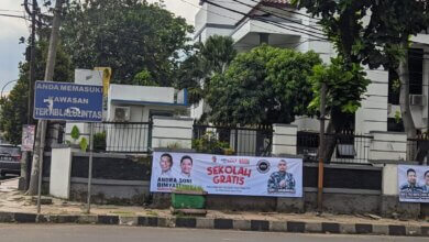 Pagar Kantor BPKD Pandeglang Dipasangi Spanduk Bergambar Bakal Cagub