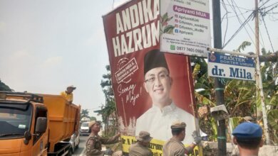 Setelah Ditetapkan sebagai Calon Bupati, Alat Peraga Bergambar Andika dan Zakiyah Dibersihkan dari Jalanan