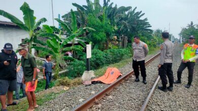 Terobos Palang Pintu Kereta, Dua Pria di Kota Serang Tertabrak Kereta