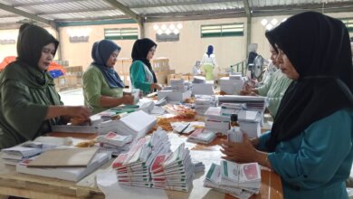 Petugas Pelipat Surat Suara Pilkada Kota Serang 2024; Cekatan Melipat dan Hafal Jumlah Ikatan