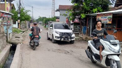 Ruas Jalan Empat Lima Kota Serang Rusak Berlubang