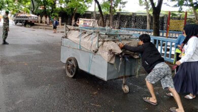 Pedagang Sekitar Area Stadion Maulana Yusuf Kota Serang Mulai Direlokasi