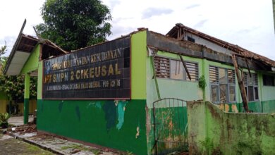 Empat Ruang Kelas SMPN 2 Cikeusal Ambruk