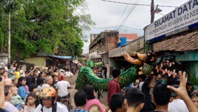 Atraksi Liong Ramaikan Imlek di Lingkungan Mangga Dua Kota Serang