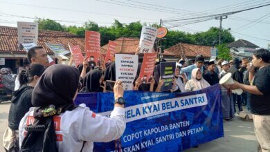 Penangkapan Warga Cibetus Padarincang Berlanjut, Emak-Emak Geruduk Polda Banten