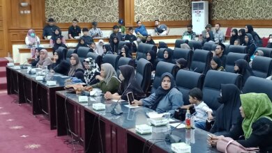 Sambil Gendong Anak, Emak-Emak dari Padarincang Ngadu ke DPRD Kabupaten Serang Soal Penangkapan Warga