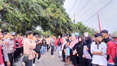 Kembali Gelar Demo di Polda Banten, Warga Padarincang Tuntut Pembebasan Tersangka Pembakaran Kandang Ayam