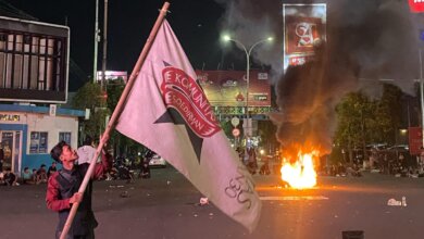 Demo RUU TNI, Mahasiswa di Serang Bakar Ban Hingga Blokade Jalan