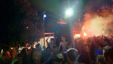 Sambut Idul Fitri 2025, Warga Kampung Dukuh Carita Takbir Keliling Bawa Obor