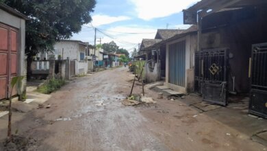 Tak Kunjung Diperbaiki, Warga Kampung Sadik Kota Serang Tanam Pohon Pisang di Jalan Rusak