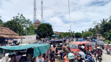 Lalu Lintas Kawasan Pantai Anyer Padat, Polisi Berlakukan Sistem Buka Tutup
