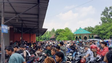 Warga Antre Berjam-jam di Samsat Kota Serang Demi Pemutihan Pajak