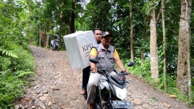 Distribusi Logistik ke Desa Tertinggal di Mancak Kabupaten Serang Tempuh Medan Ekstrem