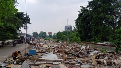 Pedagang Bayar Sewa Belasan Juta, Kios di Sempadan Rel Kereta Stadion Maulana Yusuf Kota Serang Tetap Digusur