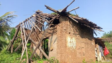 Tak Tersentuh Program Pemerintah, Warga Mancak Bantu Bangun Rumah Milik Lansia