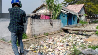 Saluran Irigasi di Tirtayasa Kabupaten Serang Dipenuhi Sampah