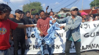 Protes Pembongkaran Bangunan di Sukadana 1 Kota Serang, Warga Bakar Ban dan Kaos Bergambar Walikota