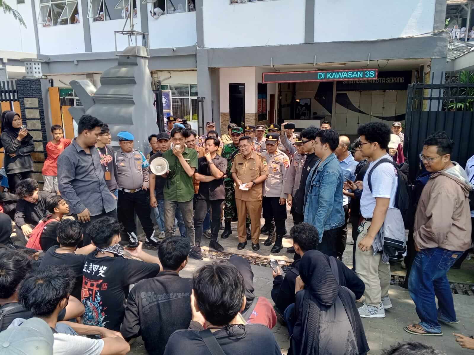 Massa Datangi SMAN 4 Kota Serang Tuntut Kasus Kekerasan Seksual Dituntaskan, Kepsek : Terduga Pelaku Sudah Dinonaktifkan