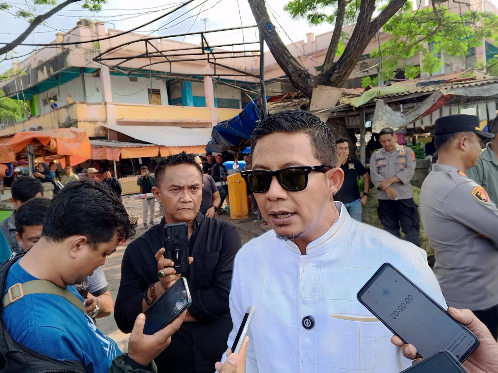 ‎Pedagang di Bekas Terminal Cangkring Diberi Waktu Satu Hari untuk Bongkar Mandiri‎‎