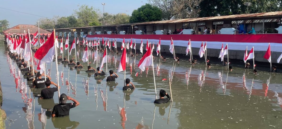 ‎Merah Putih Sepanjang 80 Meter Dibentangkan di Kanal Kawasan Banten Lama