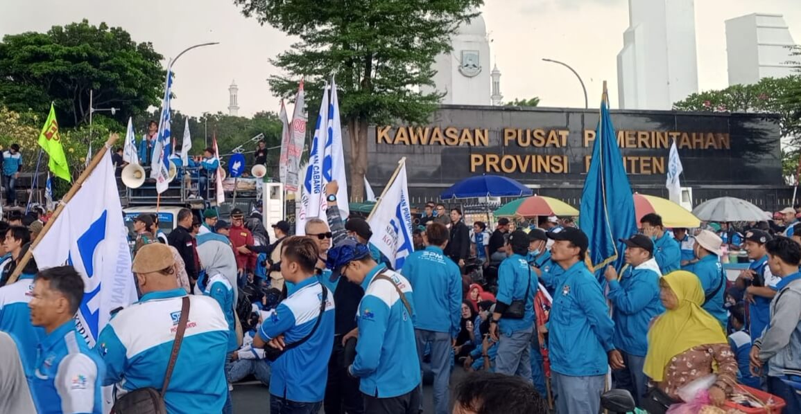 Demo di Depan Kantor Gubernur Banten, Buruh Tuntut Reformasi Pajak Perburuhan