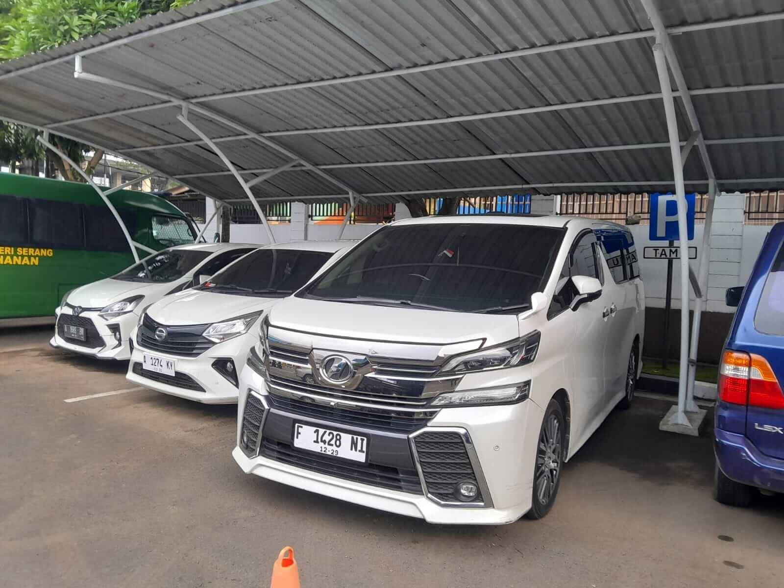 ‎Kejari Serang Sita Mobil Mewah Milik Dirut BUMD Kabupaten Serang