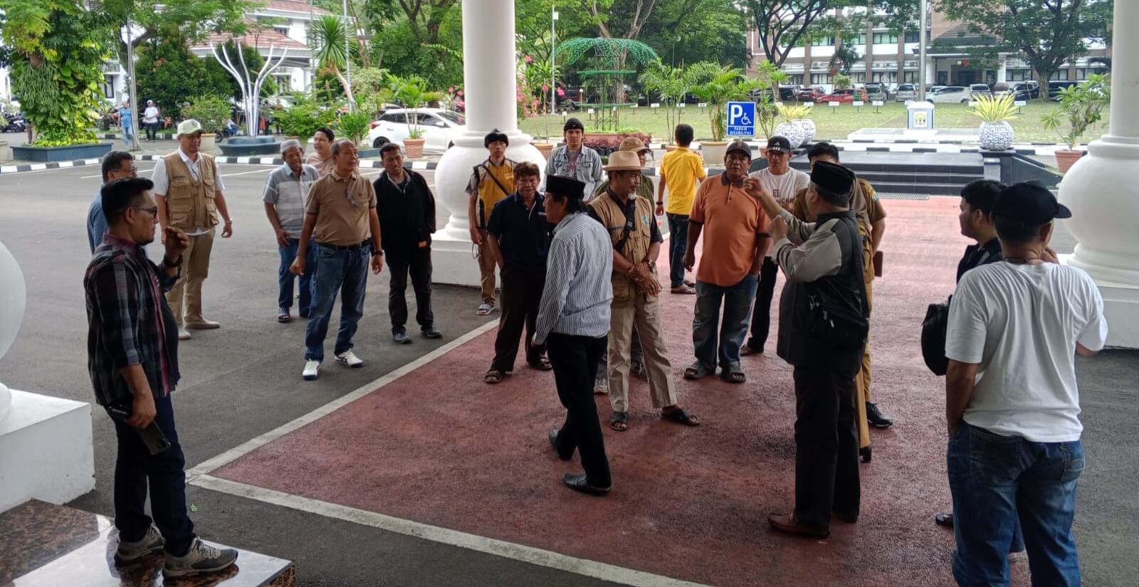 Ingin Sampaikan Penolakan Pembongkaran Pasar Rau, Pedagang Gagal Bertemu Walikota Serang
