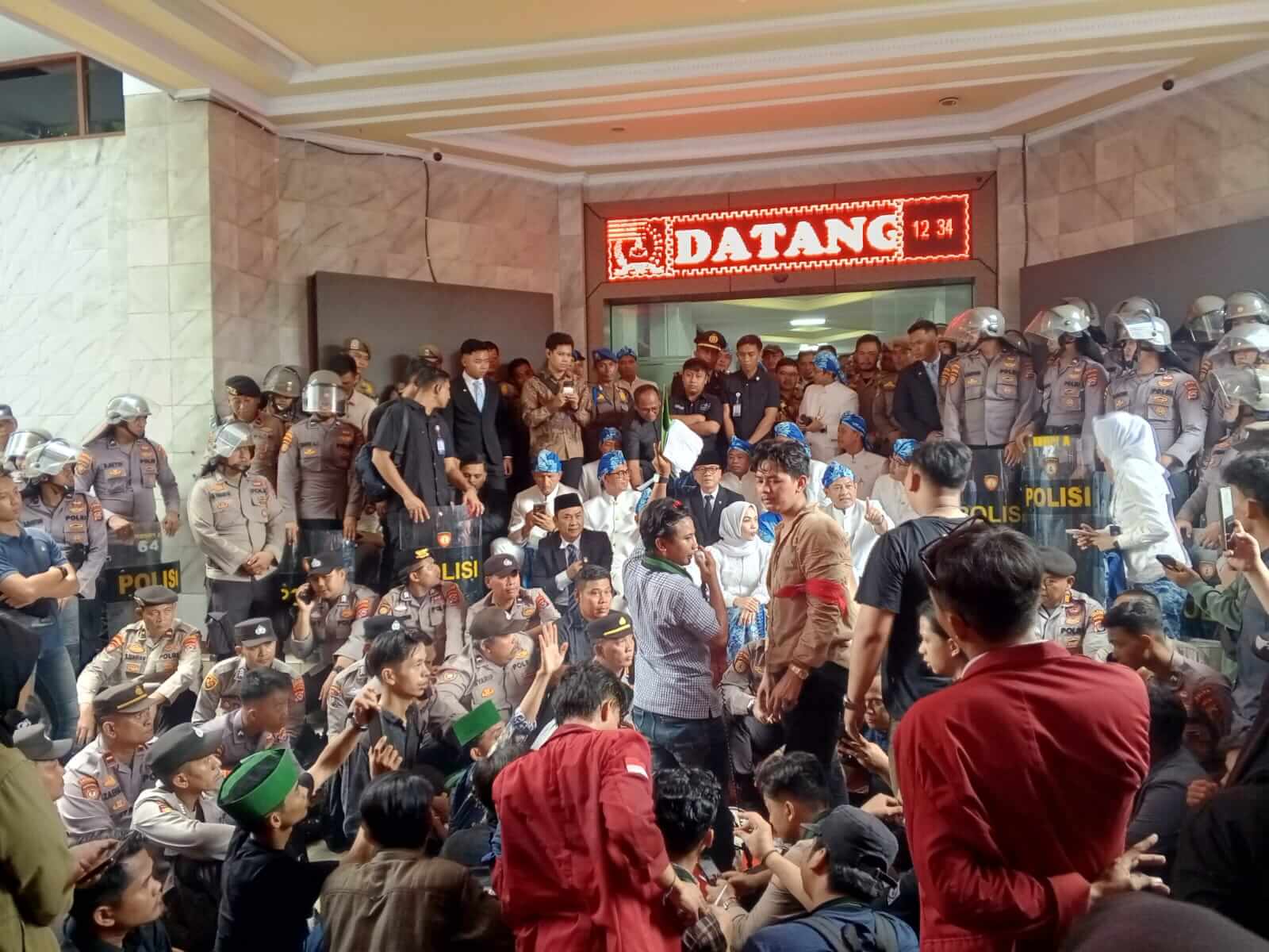 Demo di Pendopo, Mahasiswa Desak Bupati Serang Tangani Pengangguran