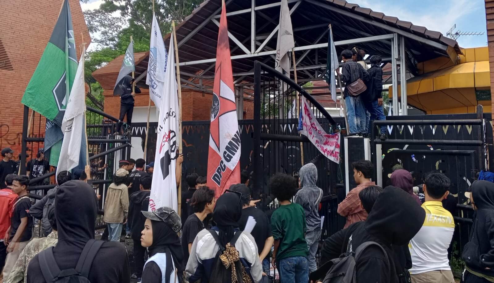 ‎Peringati Hari Jadi ke – 25 Provinsi Banten, Mahasiswa Demo Tuntut Penghapusan Tunjangan Perumahan DPRD