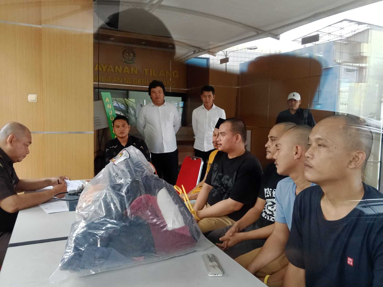 Lima Pekerja PT GRS Didakwa Bersalah Usai Keroyok Pegawai KLH dan Jurnalis